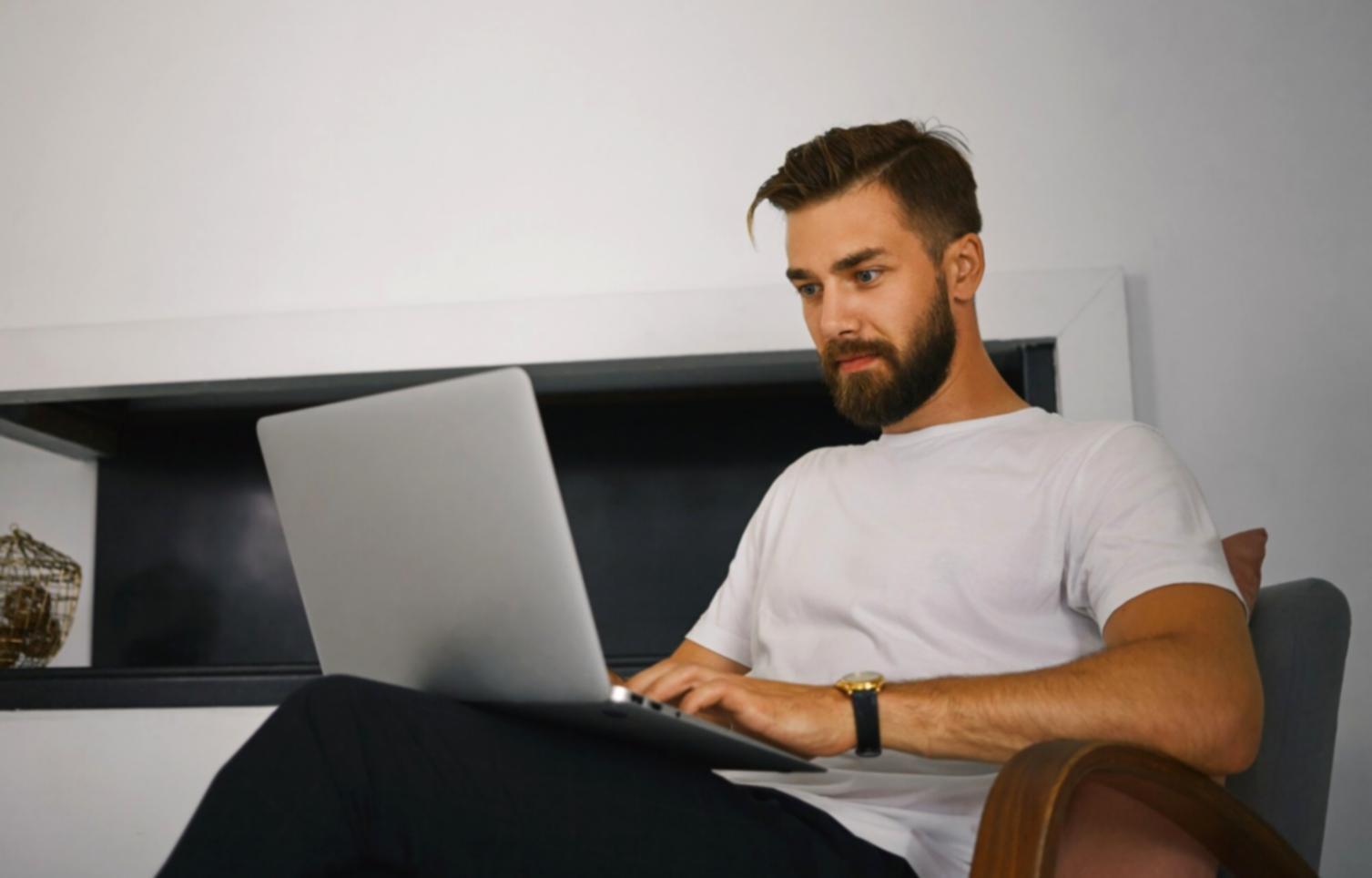 Profesional trabajando con modelos financieros en múltiples pantallas