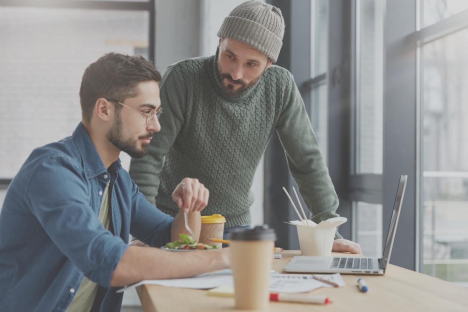 Profesionales trabajando en análisis financiero