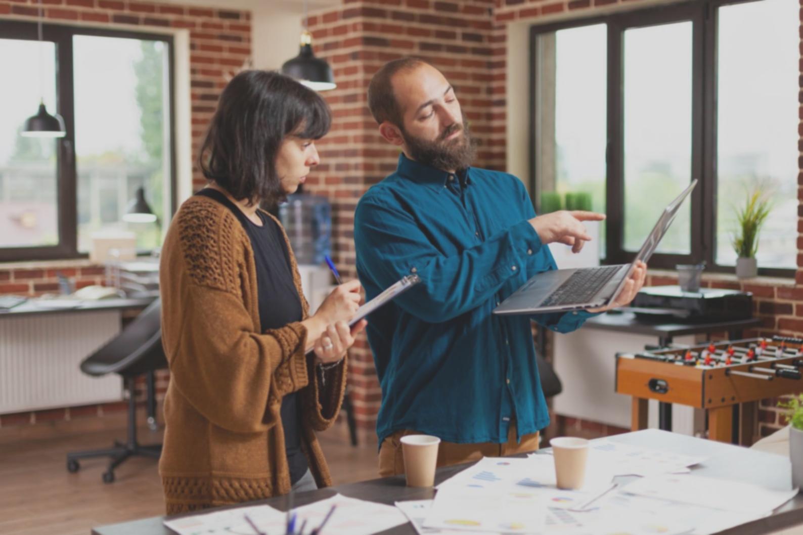 Equipo de trabajo colaborativo en análisis financiero